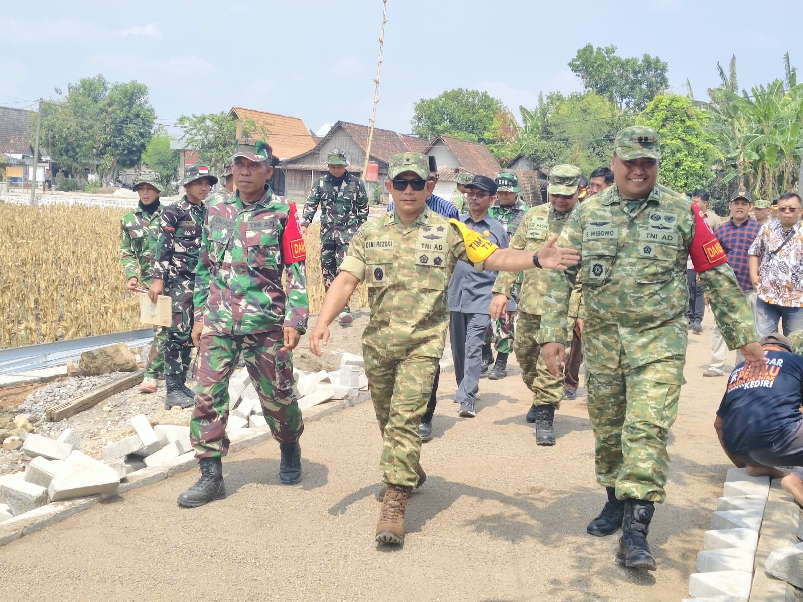 Kapten Inf Jumadi, Sosok Pemimpin yang Selalu Hadir di Tengah Anggota Satgas TMMD ke-130