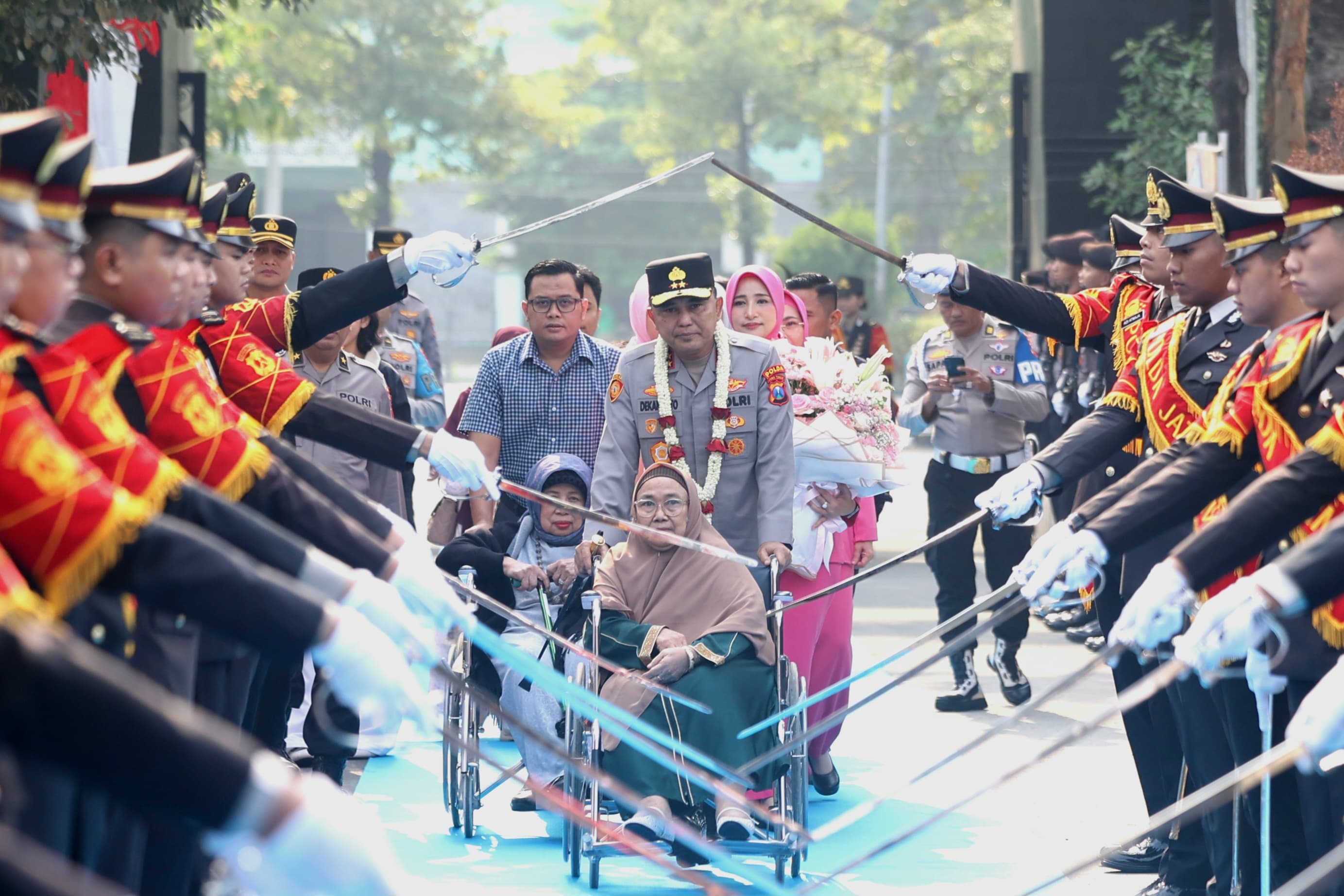 Pedang Pora dan Atraksi Budaya, Irjen Pol Dekananto Eko Purwono Resmi Pimpin Polda Jatim
