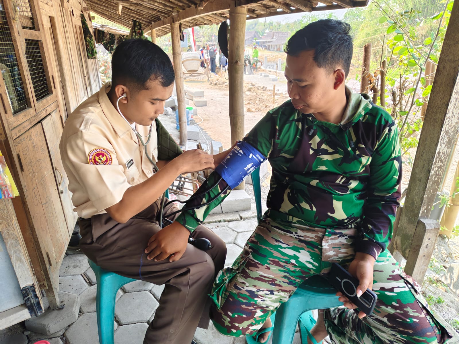 Vredi Anggota ASN Polkes 05/V Ngawi Berikan Pelayanan Kesehatan Gratis di Lokasi TMMD ke-130
