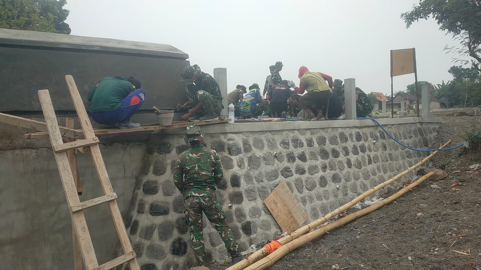 Finishing Jembatan TMMD ke-130 Kodim Ngawi, Satgas Gandeng Warga Ahli Bangunan